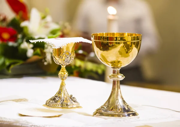 Copo com vinho e cibório com anfitrião no altar da santa ma — Fotografia de Stock