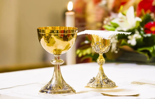 Kelch mit Wein und Ziborium mit Hostie auf dem Altar der heiligen Ma — Stockfoto