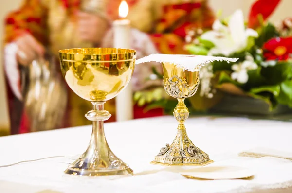 Copo com vinho e cibório com anfitrião no altar da santa ma — Fotografia de Stock