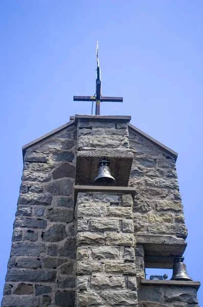 Église de montagne avec clocher en pierre — Photo