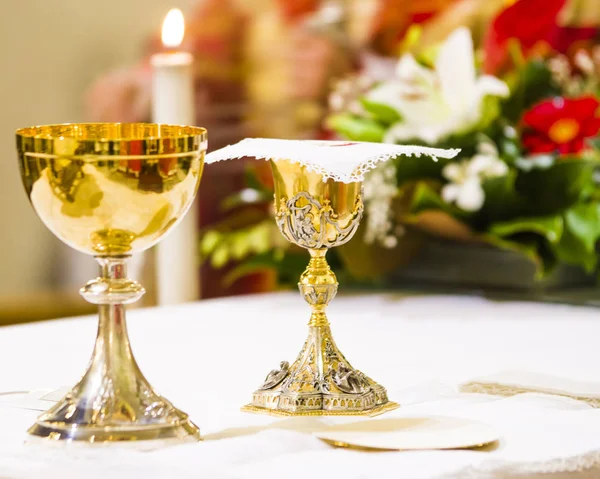 Pohár s vínem a ciborium s hostitelem na oltář svaté ma Stock Obrázky