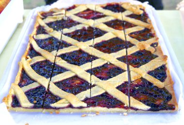 Özgün çiftçi blackberry tart, yaban mersini ve ahududu için kesmek