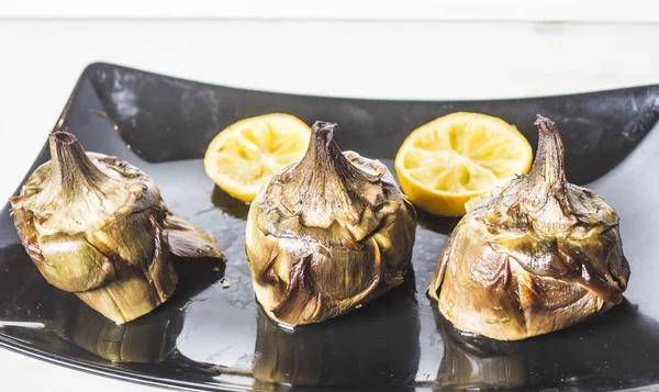 Cocina tradicional: alcachofas cocinadas en el horno con aceite y —  Fotos de Stock