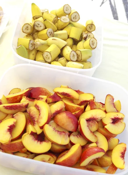 Färsk frukt utmärkt för din hälsa, redo och skär: nektarin, — Stockfoto