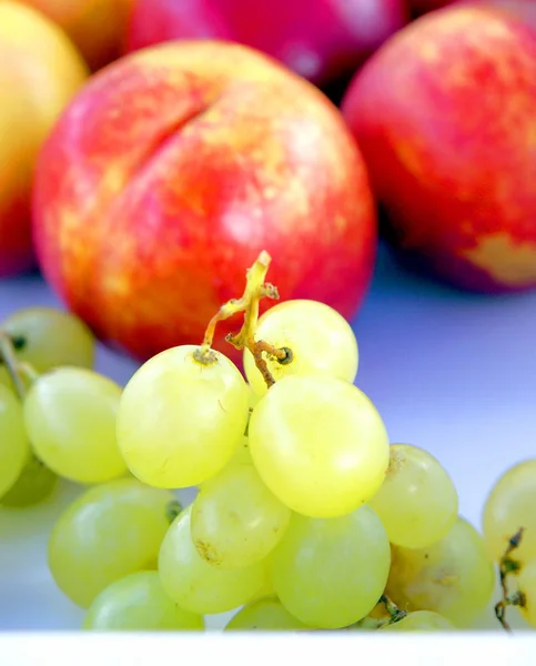 Färsk frukt utmärkt för din hälsa, redo och skär: nektarin, — Stockfoto