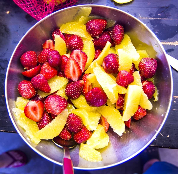 Salada de frutas de laranja descascada e morangos maduros — Fotografia de Stock