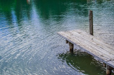 küçük ahşap iskeleli göl