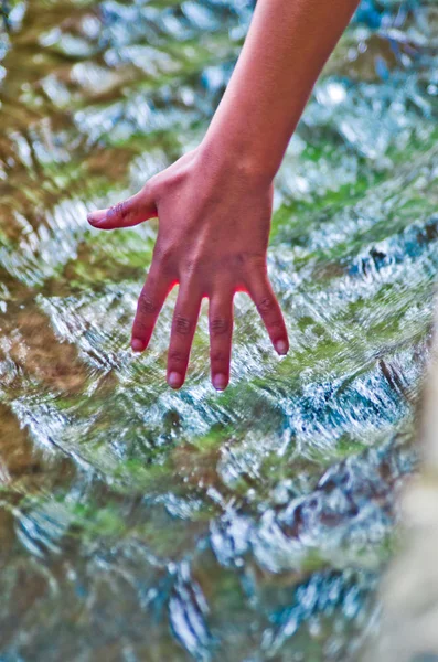 Hand berührt Wasser, Quelle des Lebens — Stockfoto