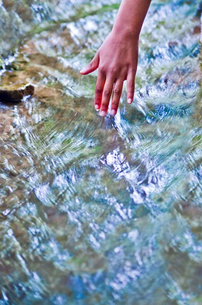 Трогательная вода, источник жизни — стоковое фото