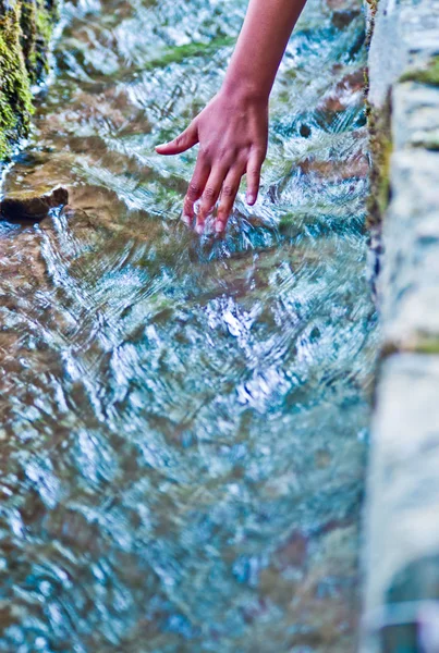 Hand berührt Wasser, Quelle des Lebens — Stockfoto