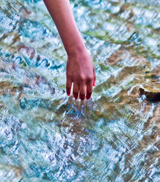 手接触水, 生命之源 — 图库照片