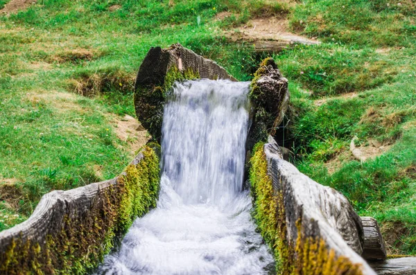 Frisches und sauberes Quellwasser fließt stromabwärts — Stockfoto