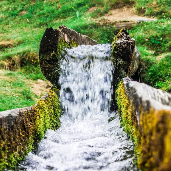 L'eau de source douce et propre coule en aval — Photo