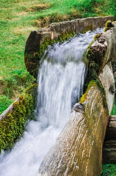 L'eau de source douce et propre coule en aval — Photo