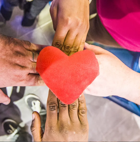 Manos de todos los colores dan su corazón, altruismo —  Fotos de Stock