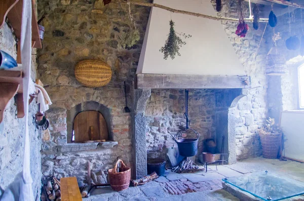 火と煙によって黒くされた伝統的な台所の古代の石の暖炉 — ストック写真