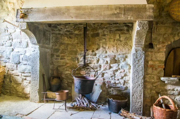 火と煙によって黒くされた伝統的な台所の古代の石の暖炉 — ストック写真