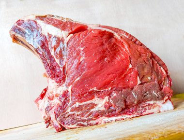 Kemiklerde biftek, olgunlaşmış, barbekü ve öğle yemeği için hazır, Floransa bifteği, sağlığın için protein.