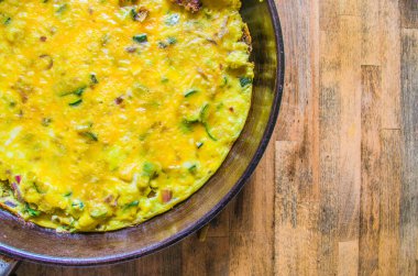 Yumurta, kabak, peynir, yağ, tuz, biber ve aromatik otlardan yapılmış omletli tava.