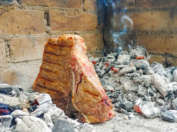 Bife Osso Florentino Cozido Forno Carvão Incandescente — Fotografia de Stock