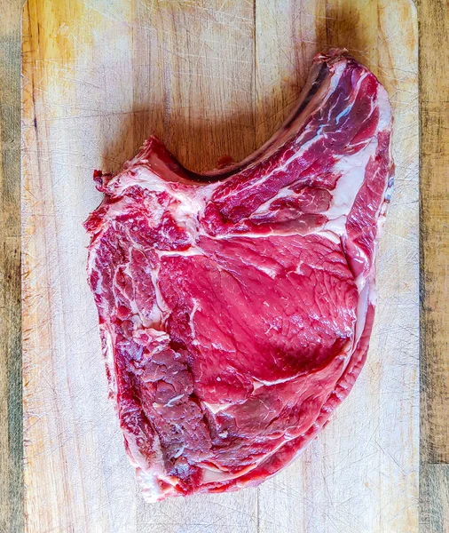 骨に牛のステーキ よく成熟 あなたのバーベキューや昼食の準備ができて フィレンツェのステーキ あなたの健康のためのタンパク質 — ストック写真