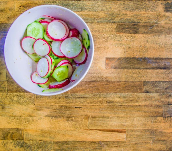 Ensalada Saludable Rábano Calabacín Sazonada Con Aceite Vinagraitte Sal Pimienta —  Fotos de Stock