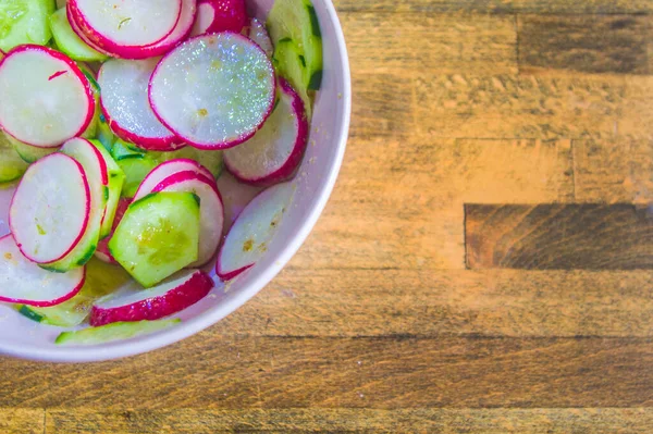 Ensalada Saludable Rábano Calabacín Sazonada Con Aceite Vinagraitte Sal Pimienta —  Fotos de Stock