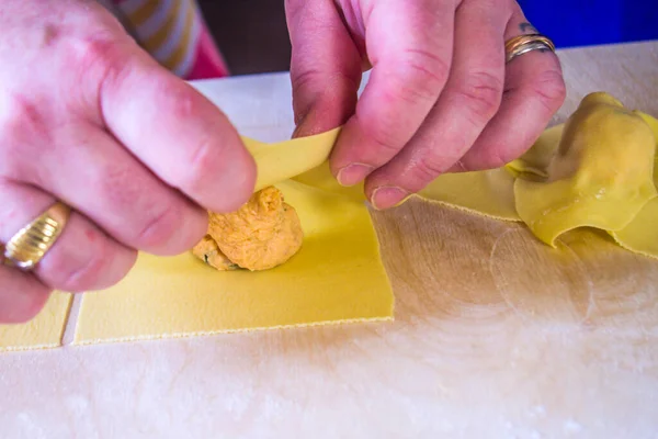 Ruka Italské Hospodyně Připravuje Obědu Vaječné Těstoviny Ravioli Tortelli Plněné — Stock fotografie