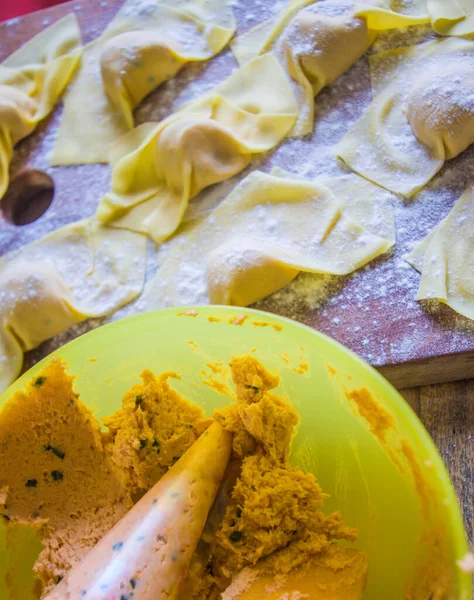 Ręka Włoskiej Gospodyni Domowej Przygotowuje Makaron Jajeczny Ravioli Tortelli Nadziewane — Zdjęcie stockowe