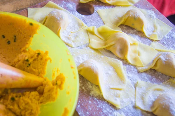 Mano Della Casalinga Italiana Prepara Pasta All Uovo Ravioli Tortelli — Foto Stock