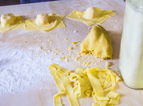Italská Hospodyňka Připravuje Vaječné Těstoviny Plněné Tortelli Cukrářské Desce Připravené — Stock fotografie