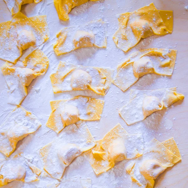 Handen Van Italiaanse Huisvrouw Die Eierpasta Bereidt Voor Feestlunch Ravioli — Stockfoto