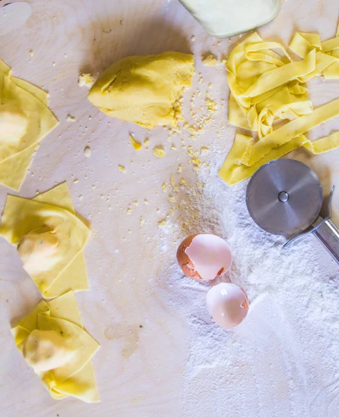 Ruce Italské Hospodyně Připravující Vaječné Těstoviny Obědu Párty Ravioli Tortelli — Stock fotografie