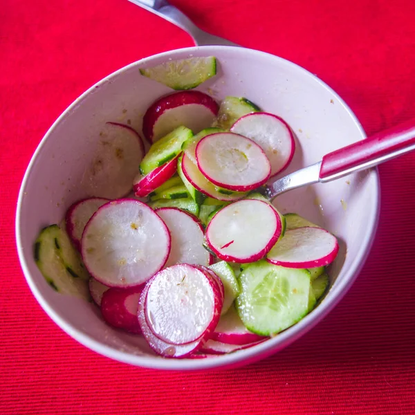 Friska Rädisa Och Zucchini Sallad Toppad Med Vinagraitte Olja Salt — Stockfoto