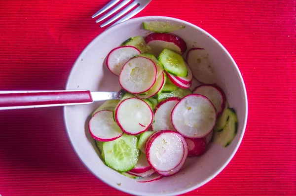 Sağlıklı Turp Kabak Salatası Üzerine Sirke Yağı Tuz Biber Sirke — Stok fotoğraf