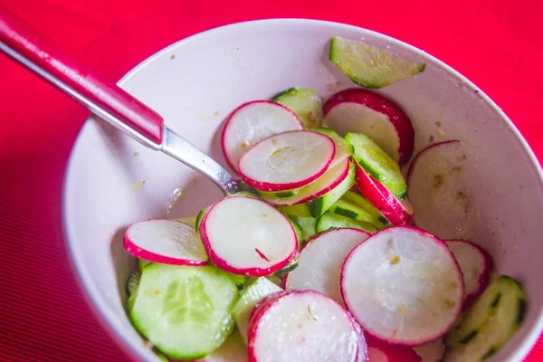 Friska Rädisa Och Zucchini Sallad Toppad Med Vinagraitte Olja Salt — Stockfoto