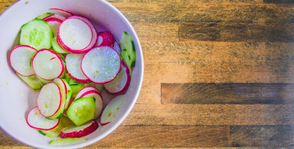 Ensalada Saludable Rábano Calabacín Sazonada Con Aceite Vinagraitte Sal Pimienta —  Fotos de Stock