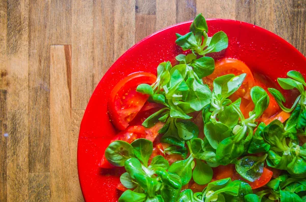 Friska Tomater Och Lammsallad Kryddad Med Olja Salt Peppar Vinäger — Stockfoto