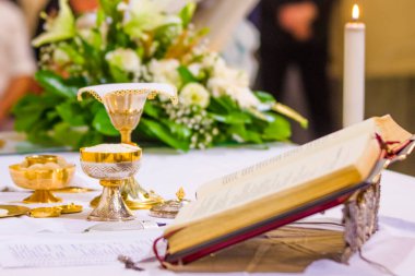 Kutsanmış ev sahibiyle sunak şarap için İsa Mesih 'in bedeni, İsa' nın kanı, Roma 'daki François Papa' nın kilisesinde