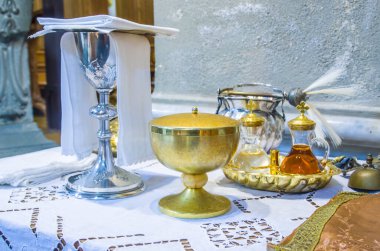 Şarap kadehi, İsa 'nın kanı ve mesihli ciboryum, İsa' nın bedeni, ve şarap ve suyla ampule kutsanmak için Papa Francesco 'nun kiliselerinin diğer kiliselerinde.