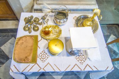 Şarap kadehi, İsa 'nın kanı ve mesihli ciboryum, İsa' nın bedeni, ve şarap ve suyla ampule kutsanmak için Papa Francesco 'nun kiliselerinin diğer kiliselerinde.