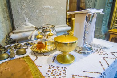 Şarap kadehi, İsa 'nın kanı ve mesihli ciboryum, İsa' nın bedeni, ve şarap ve suyla ampule kutsanmak için Papa Francesco 'nun kiliselerinin diğer kiliselerinde.