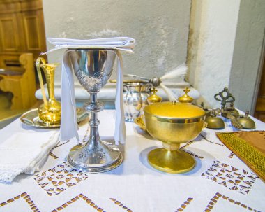 Şarap kadehi, İsa 'nın kanı ve mesihli ciboryum, İsa' nın bedeni, ve şarap ve suyla ampule kutsanmak için Papa Francesco 'nun kiliselerinin diğer kiliselerinde.