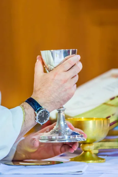 Der Kirche Wird Wein Zum Blut Christi Und Die Hostie — Stockfoto