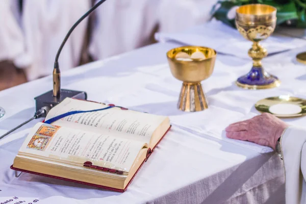 Altar Consecrated Host Becomes Body Jesus Christ Chalice Wine Blood — Stock Photo, Image