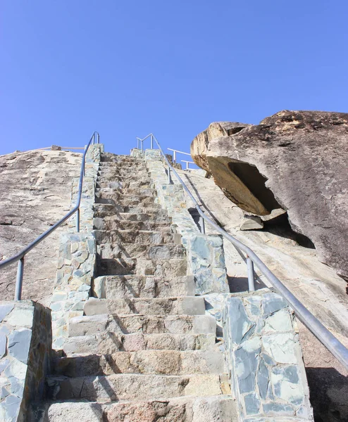 Escadaria Para Céu Escadaria Pedra Com Corrimãos Cinza Corrimãos Ferro — Fotografia de Stock