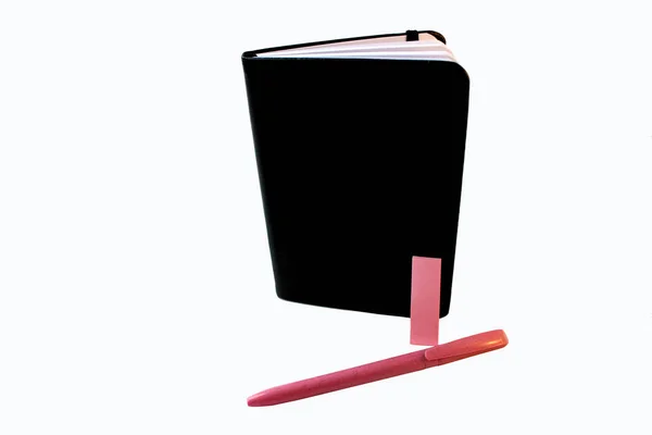 Tegen Een Witte Achtergrond Een Zwart Notitieboekje Roze Sticker Donkerroze — Stockfoto