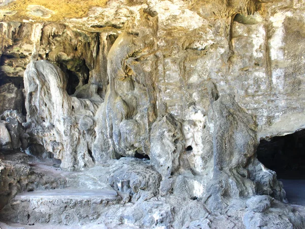 Jaskinia Jest Kamienia Ściany Podłoga Sufit Kamienia Wszystkie Szare Żółtymi — Zdjęcie stockowe