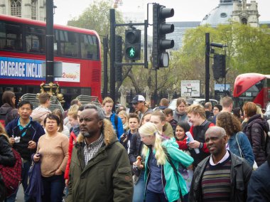 Londra 'da, Big Ben ve Westminster yakınlarındaki Bridge caddesinden geçen çeşitli çok kültürlü yayalar.