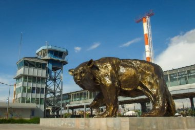 And Ayısı Heykeli Quito, Ekvador 'daki eski Mariscal Sucre havaalanı yakınlarında.